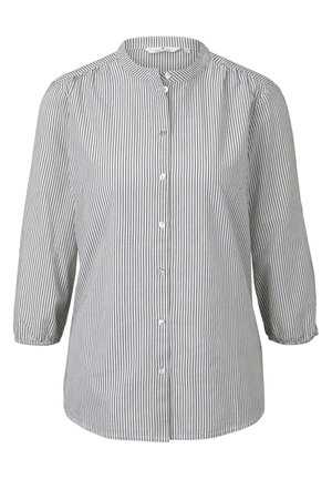 Weiße Bluse mit dünnen schwarzen vertikalen Streifen, rundem Kragen, durchgehender Knopfleiste vorne und dreiviertel-elastischen Ärmelbündchen.