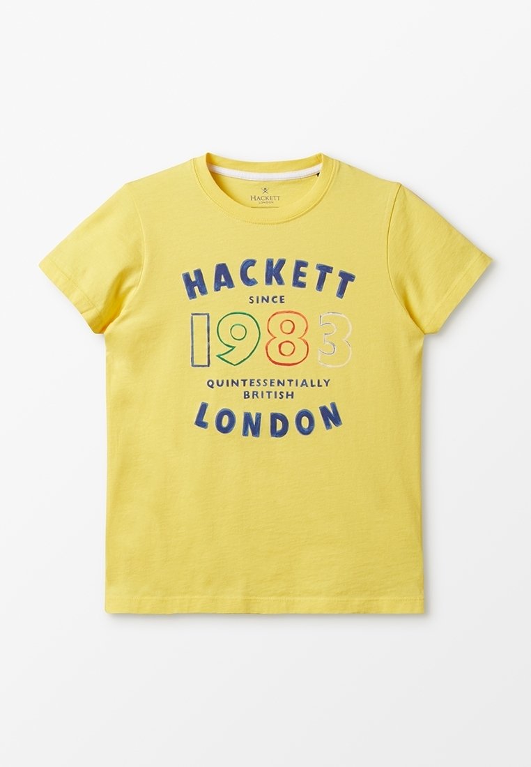 Żółta bawełniana koszulka z okrągłym dekoltem. Posiada napis "HACKETT od 1983 roku QUINTESSENTIALLY BRITISH LONDYN" w różnych kolorach.