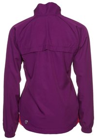Lila lätt jacka med långa ärmar, hög krage och elastiska muddar. Har ett meshnätpanel över den övre ryggen och en röd accent vid fållen.