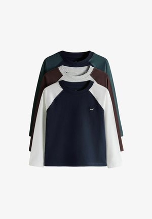 Drei langärmelige Rundhalsshirts übereinander gestapelt, jeweils mit kontrastierenden Raglanärmeln in Navy-Weiß, Braun-Grau und Petrol-Dunkelblau.