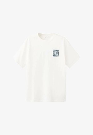 Maglietta bianca di cotone con maniche corte. Presenta un logo quadrato blu con un disegno a raggi solari e il testo "ISLAND OF DREAMS" all'interno.