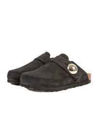 Sabots en suede noir avec un bout arrondi, une large sangle sur le dessus et un accent en métal brillant. Semelle intérieure en liège et semelle extérieure en caoutchouc texturé.