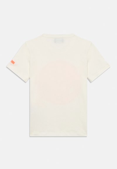 Μπλούζα από βαμβάκι σε κρεμ απόχρωση με κοντά μανίκια, στρογγυλή λαιμόκοψη και διακριτικό κυκλικό σχέδιο στο κέντρο· διαθέτει μικρή πορτοκαλί λεπτομέρεια στο μανίκι.