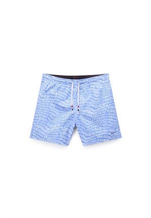 Niebieskie kąpielówki z powtarzającym się białym napisem „Napapijri”, ściągacz w talii na sznurek oraz gładki, lekki materiał.