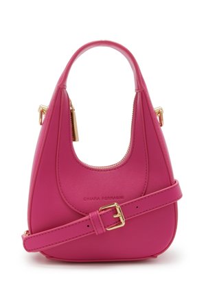 Rosa Lederhandtasche mit glatter Textur, geschwungener Form und kurzem Griff. Verfügt über einen abnehmbaren Riemen und Goldfarbene Beschläge.