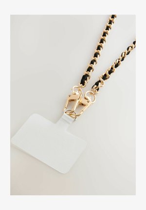 Weißer, leerer Ausweis-Halter, der an einer schwarz-goldenen Ketten-Lanyard mit zwei goldenen Clips auf einem hellen Hintergrund befestigt ist.