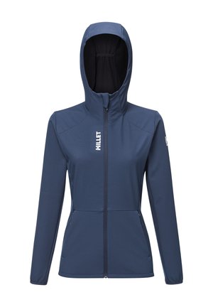 Veste softshell bleu marine avec capuche, fermeture éclair avant, deux poches latérales et un logo sur la poitrine. Présente une finition lisse et texturée.