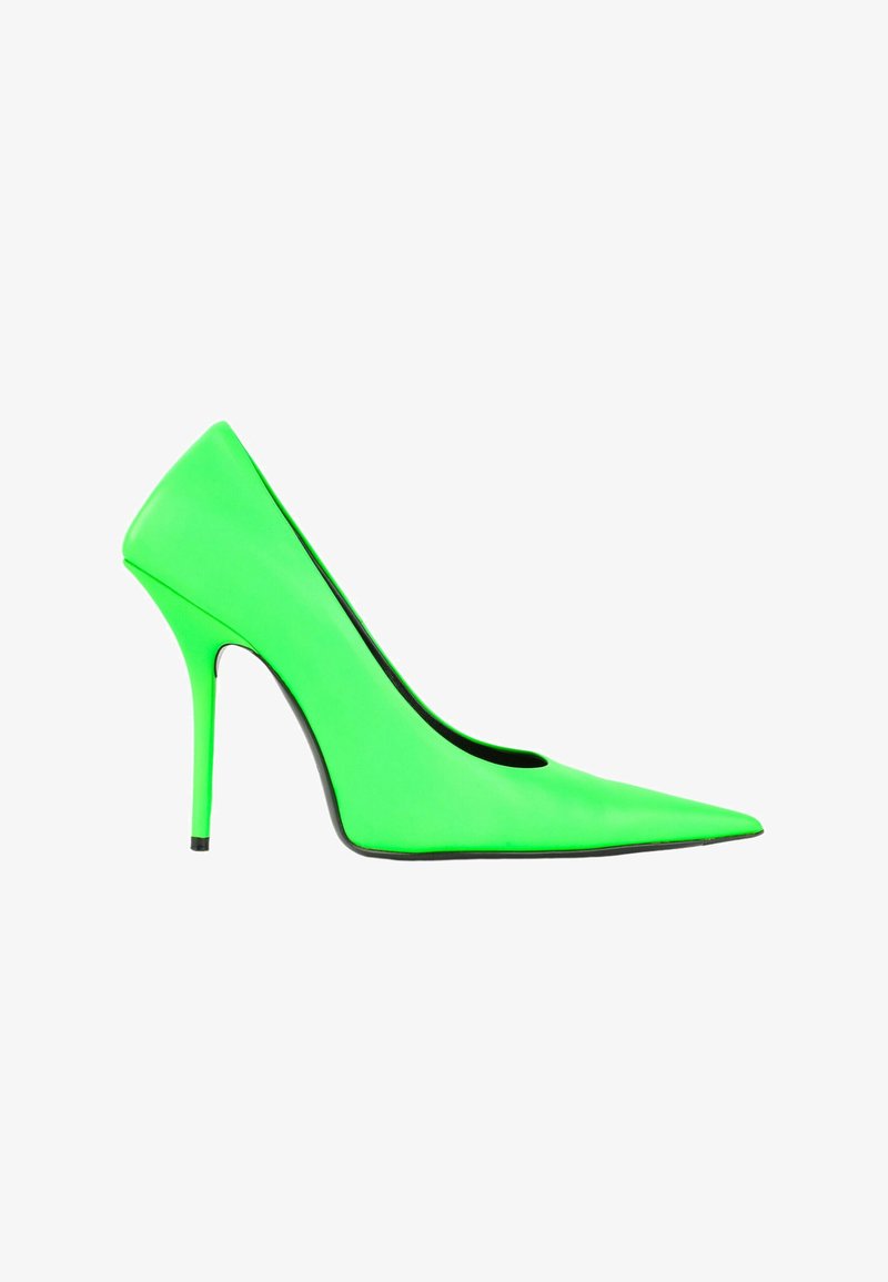 Chaussure stiletto verte à talon haut et bout pointu, finition lisse, vue de profil sur fond blanc.