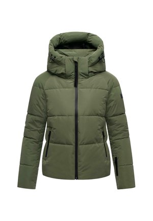 Chaqueta acolchada de color verde oliva con cuello alto, capucha ajustable, cremallera negra frontal y bolsillos laterales. Presenta un acabado suave y texturizado.