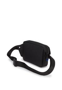 Μαύρη ορθογώνια τσάντα με λεία, ματ υφή, που διαθέτει κλείσιμο με φερμουάρ, ρυθμιζόμενο λουρί και μπλε λεπτομέρεια.