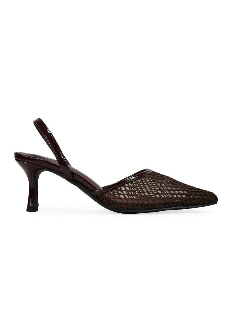 Zapatos de tacón tipo slingback marrones con punta afilada, hechos de material de malla con un patrón de diamantes, tacón pequeño y acentos brillantes.
