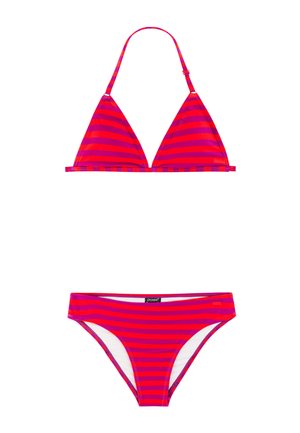 Rood en roze horizontaal gestreept bikiniset met driehoekige haltertop en bijpassende low-rise broekjes op witte achtergrond.