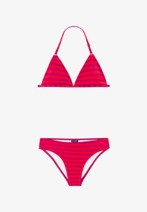 Rood en roze horizontaal gestreept bikiniset met driehoekige haltertop en bijpassende low-rise broekjes op witte achtergrond.