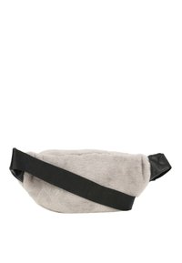 Sivkasta umetna krzna bum bag z črnim najlonskim trakom. Okrogla oblika z teksturirano površino. Ima eleganten črn detajl na koncih.
