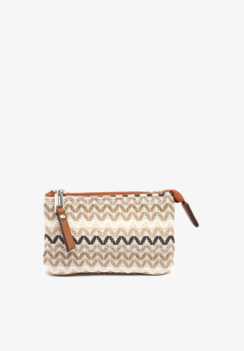 Bolsa con cremallera que presenta patrones en zigzag de color beige, marrón y negro. El material es una tela texturizada con un acento de cuero marrón y una lengüeta para tirar.