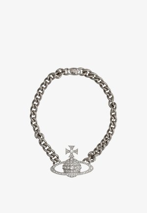 Collana in catena d'argento con un pendente a forma di pianeta e croce incrostato di strass trasparenti.