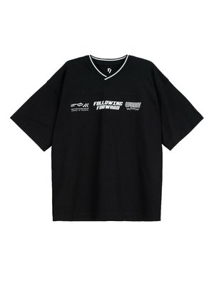 Czarny, oversize T-shirt z białym napisem "FOLLOWING FORWARD" oraz małymi logo na piersi, z dekoltem w kształcie litery V wykończonym białą lamówką.