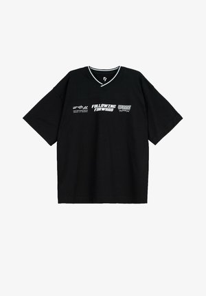 Czarny, oversize T-shirt z białym napisem "FOLLOWING FORWARD" oraz małymi logo na piersi, z dekoltem w kształcie litery V wykończonym białą lamówką.