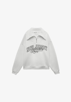Sudadera blanca con una gran impresión de "NEW JERSEY Athletic". Cuenta con un alto cuello y un cierre de cuarto, hecha de una tela suave y texturada.