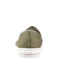 Groene canvas schoen met een witte geweven zool en subtiele perforaties op het bovenwerk voor ademend vermogen. Minimalistisch ontwerp zonder zichtbare hardware.