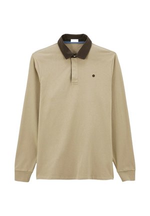 Polo beige à manches longues avec un col marron foncé, patte de boutonnage à trois boutons, et un petit logo circulaire au-dessus de la poitrine gauche. Texture lisse.