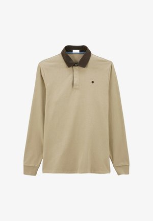 Polo beige à manches longues avec un col marron foncé, patte de boutonnage à trois boutons, et un petit logo circulaire au-dessus de la poitrine gauche. Texture lisse.