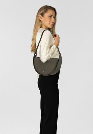 Borsa a spalla in pelle grigia a forma di mezza luna, con tracolla regolabile e dettaglio logo discreto. Texture liscia, design elegante, adatta a vari outfit.