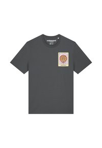 Graues Baumwoll-T-Shirt mit kurzen Ärmeln, das ein farbenfrohes Grafikdesign eines Baumes mit Pizzabelägen zeigt, darunter der Text "DIE PIZZA".