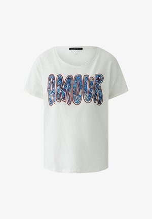Weißes T-Shirt mit kurzen Ärmeln und rundem Ausschnitt, mit "AMOUR" in großen, gemusterten blauen und roten Buchstaben auf der Brust.