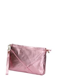 Borsa a pochette metallica rosa con superficie testurizzata, dotata di chiusura con zip e tracolla staccabile, stilizzata con un design a cucitura diagonale.