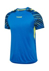 Niebieska koszulka sportowa z krótkimi rękawami, z wzorzystym, teksturowanym designem w niebieskie i zielone wzory na ramionach oraz na bokach.