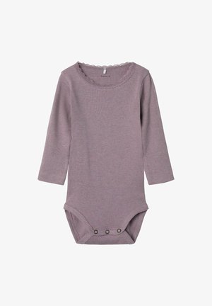 Bodysuit de bebê de manga longa em ribana de cor roxa clara, com decote em forma de ondas e fechos de pressão na região da virilha para facilitar o vestir.