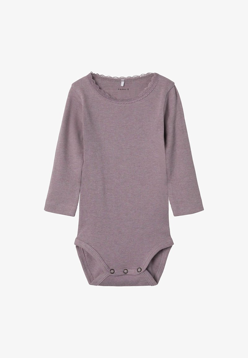 Šviesiai violetinis, ilgos rankovės kūdikių bodis su banginiu dekoltė ir spaudėmis tarp kojų, kad būtų lengviau apsirengti.