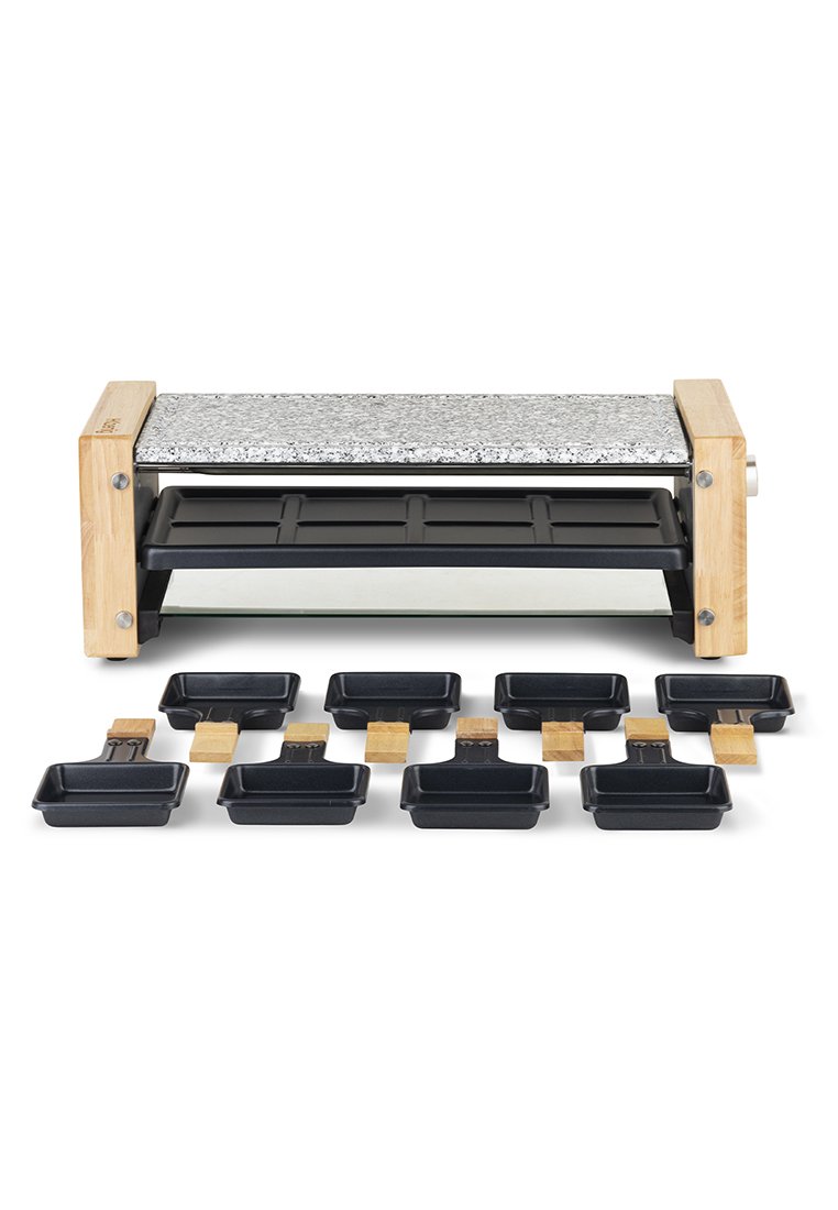 Gril à raclette avec une surface en pierre grise et un cadre en bambou, incluant huit plateaux de cuisson noirs avec des poignées en bois pour le chauffage.