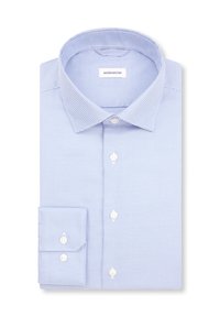 Hellblaues Hemd mit kleinem Karo-Muster, vorderseitig mit Knöpfen und gefalteten Manschetten, ordentlich gefaltet auf weißem Hintergrund.