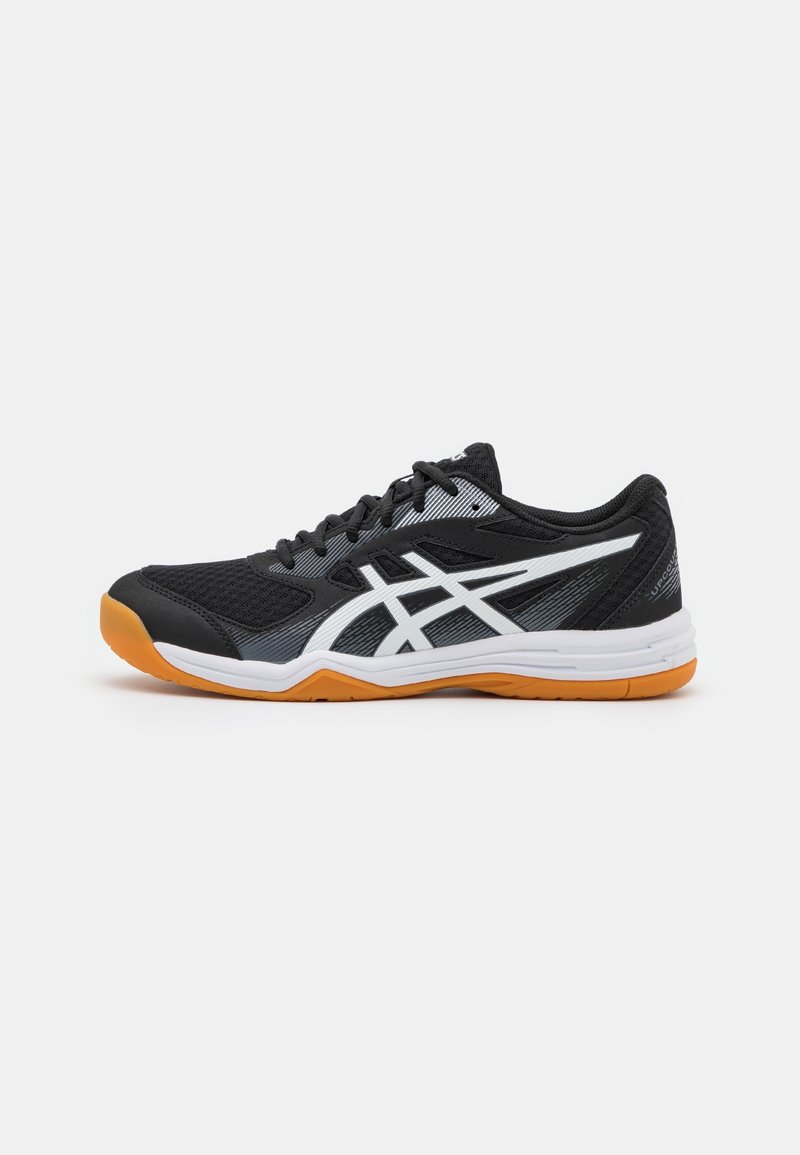 Chaussure de sport noire et blanche avec semelle orange, tige en mesh, bandes blanches du logo et fermeture à lacets sur fond blanc.