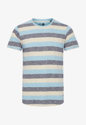 Dryžuota marškinėliai su horizontaliomis šviesiai mėlynos, jūros mėlynos ir grietinėlės spalvų juostelėmis, trumpomis rankovėmis ir apvaliu iškirpimu. Pagaminta iš švelnios medžiagos.