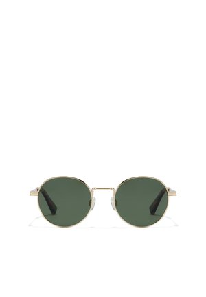 Ochelari de soare rotunzi cu lentile de culoare verde închis, ramă subțire din metal aurit și pernuțe de nas din plastic transparent. Tempii au un design cu model.