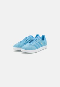 adidas Originals GAZELLE - Trainers - clear blue/light blue/off-white