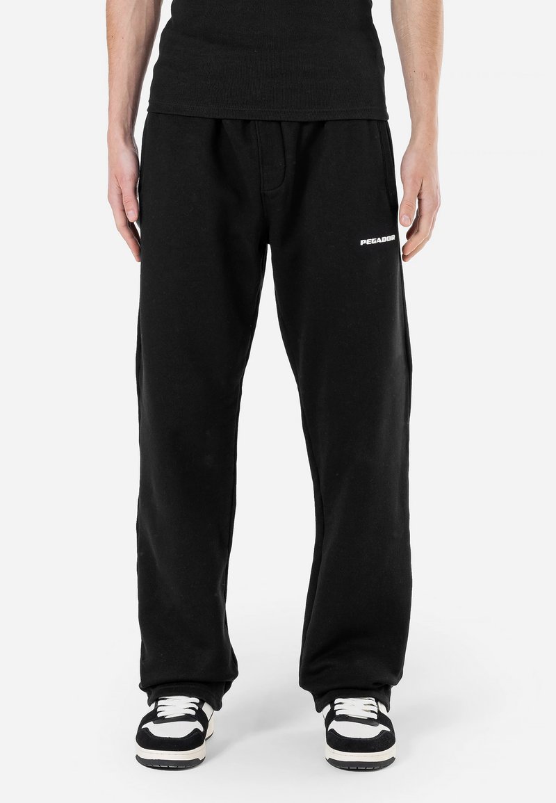 Pantalons de survêtement noirs avec une coupe décontractée, dotés de poches avant et d'un logo "PEGAJOR" blanc sur le côté gauche, fabriqués en matériel en coton doux.