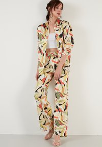 LELA LOOSE FIT - Trousers - yellow