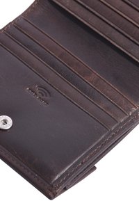 Portafoglio in pelle marrone con più scomparti per carte, superficie testurizzata e chiusura a scatto in metallo. Presenta un'icona del segnale impressa per la protezione RFID.