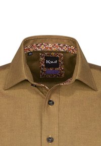 Camicia in cotone marrone con vestibilità regolare, colletto classico, bottoni scuri e dettagli floreali all'interno del colletto.