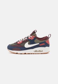 Nike Air Max-sneaker med en kombination av marinblå, vinröd och olivgrön material, nät- och mockatextur samt en vit swoosh-logotyp.
