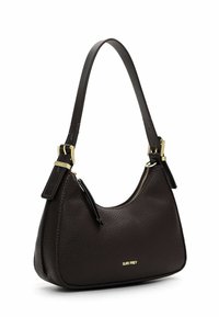 Borsa a mano in pelle marrone scuro con forma curva. Presenta accessori in oro, chiusura con zip e tracolla regolabile. Finitura testurizzata.