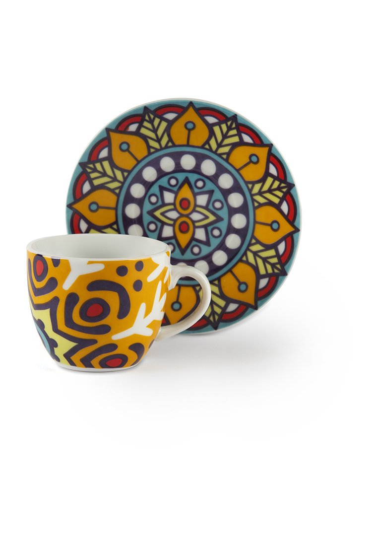 Färgglad keramikmugg med abstrakta orangea och svarta mönster tillsammans med en rund tallrik som har en symmetrisk blommönster i gult, blått och rött.