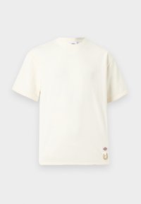 Απλό εκρού κοντομάνικο βαμβακερό T-shirt με στρογγυλή λαιμόκοψη, μικρό λογότυπο και μπεζ κορδόνι κοντά στο κάτω τελείωμα.