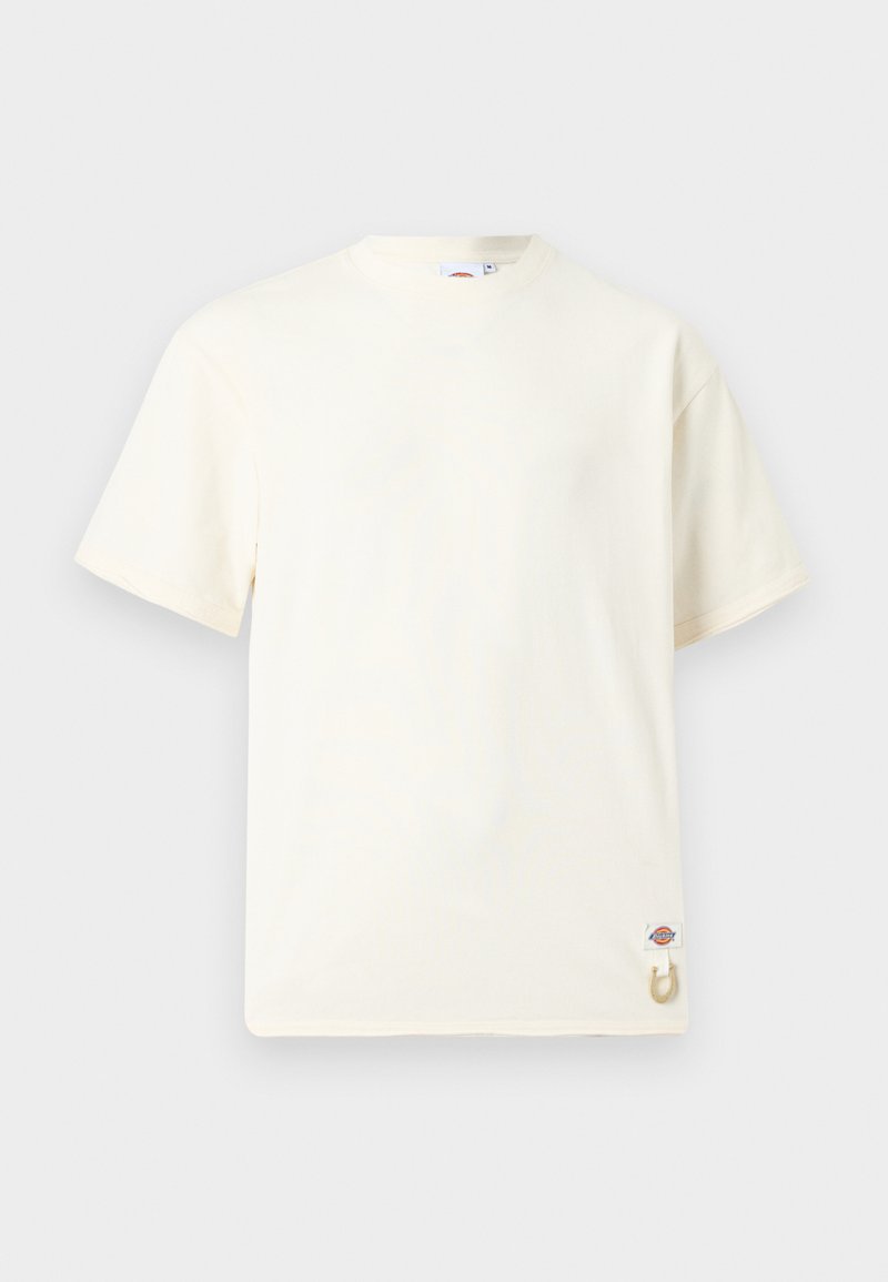 Einfaches, elfenbeinfarbenes T-Shirt aus Baumwolle mit kurzen Ärmeln, rundem Ausschnitt, kleinem Logoschild und beigefarbenem Kordeldetail am unteren Saum.