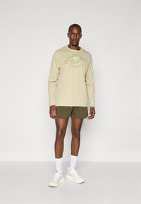 ASICS CORE SHORT - Short de sport - brown stone