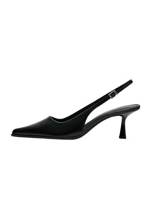 Sort læder slingback kitten heel sko med spids tå og justerbar spænde strop.